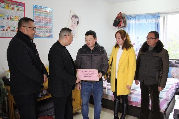 代勇一行到機(jī)械廠慰問困難職工