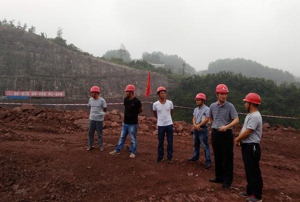 袁斌率局環(huán)境監(jiān)察及安全生產(chǎn)第一檢查組到蟠龍湖水庫項(xiàng)目部開展檢查工作