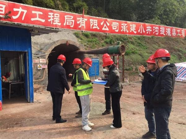 集團(tuán)領(lǐng)導(dǎo)隆文非蒞臨公司督導(dǎo)安全生產(chǎn)工作