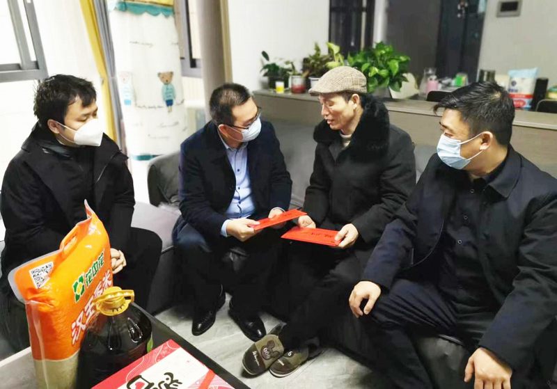集團副總經(jīng)理鄭祖杰慰問“一對一”幫扶困難職工