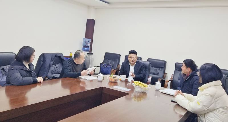 公司領(lǐng)導(dǎo)在春節(jié)前夕走訪慰問老黨員、退休干部和困難職工