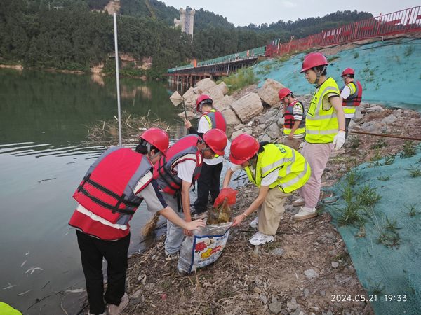 青年職工齊參與，清河行動顯擔當—亭子口項目開展清河行動