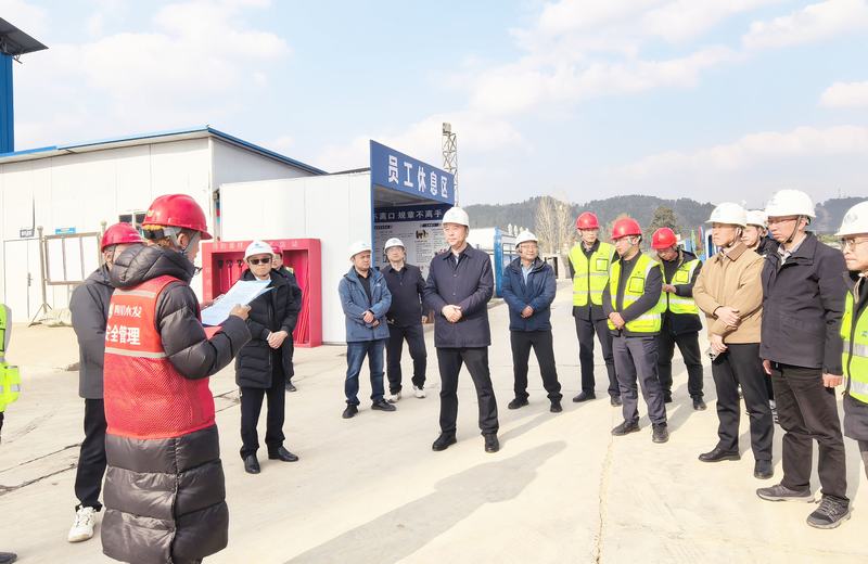 集團(tuán)領(lǐng)導(dǎo)尹曉東赴亭子口灌區(qū)一期工程項(xiàng)目慰問(wèn)一線職工并檢查指導(dǎo)工作